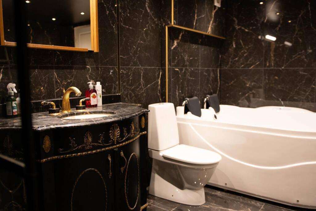 Historical Malt Factory Apartment, 6 Bedrooms, Sleeps 12 , Hot Tub Helsingborg Exterior photo