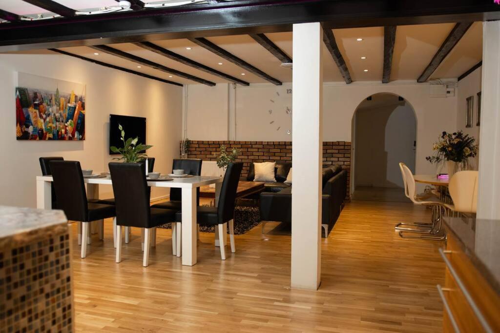 Historical Malt Factory Apartment, 6 Bedrooms, Sleeps 12 , Hot Tub Helsingborg Exterior photo